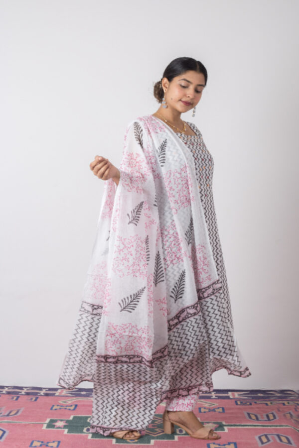 Parijat Handblock printed and Embroidered white kurti.(3pc kurta pant and Dupatta) Buy Urmul Desert Class